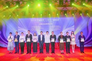 卓越再续 | 节前喜讯频传，facebook（中国）集团获多项殊荣